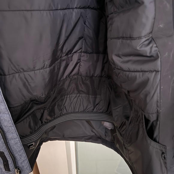 Women’s north face ski/snowboard coat - Picture 3 of 4